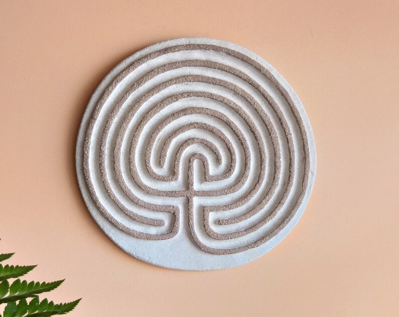 Plato de cerámica blanca con un laberinto en relieve