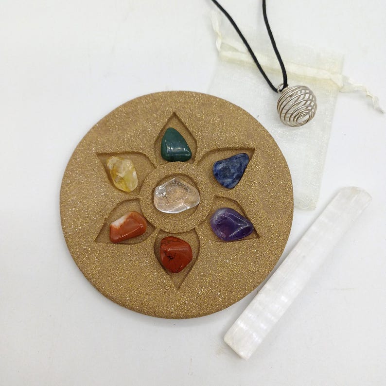 Plato de loto con siete piedras de colores, selenita y colgante