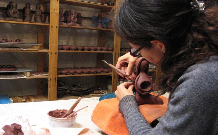Trabajo artesanal sobre una escultura de barro en el taller de Terrakuita